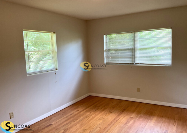 Building Photo - Spacious Home Full of Natural Light!