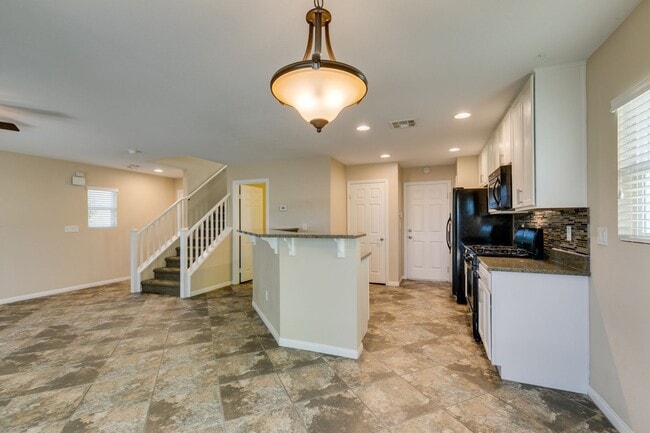 Building Photo - GORGEOUS HOME WITH TONS OF UPGRADES*MOUNTA...