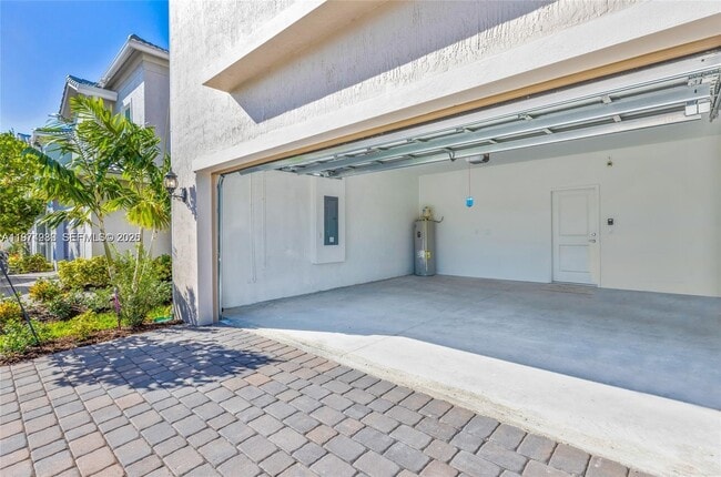 Building Photo - 932 Banyan Dr