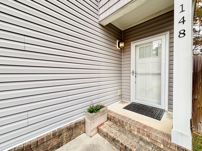 Building Photo - Gorgeous Home in Town Center Virginia Beach!