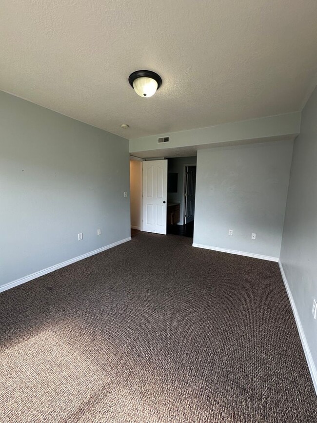 Building Photo - 1403 Hemmert