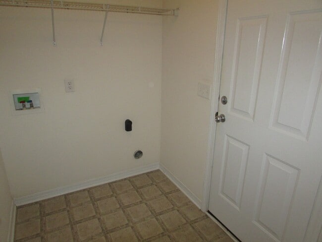 Building Photo - 3-Bed, 2-Bath Brick Home in Robin’s Ridge – Vaulted Ceilings, Fireplace, Eat-In Kitchen, Large Pr...