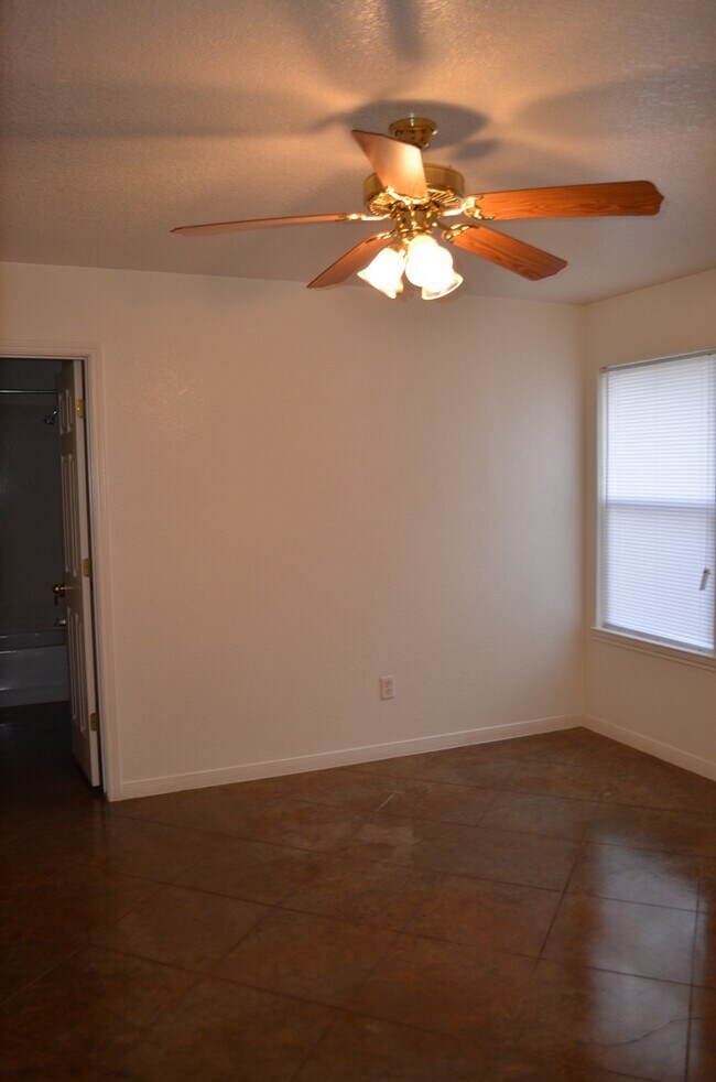 Building Photo - 501 Bonnie Dr