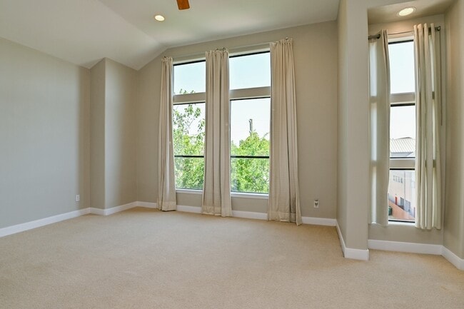 Building Photo - 5108 Lillian St