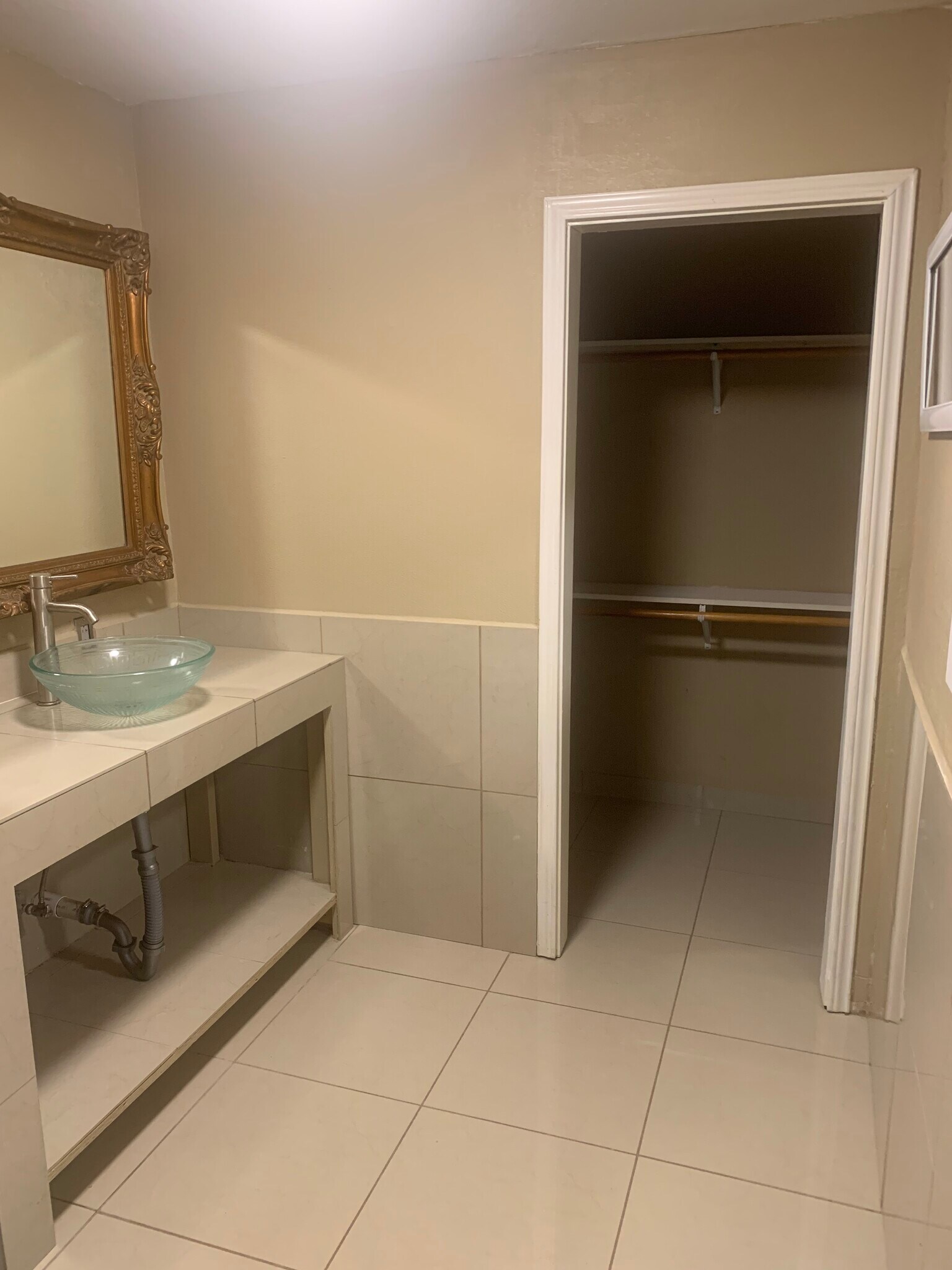 Building Photo - 1116 Lakeshore Dr