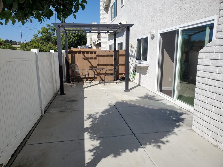 Building Photo - 2344 Hampstead Way