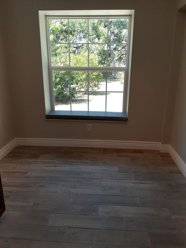 Building Photo - Annual unfurnished 3/2 nicely renovated SF...