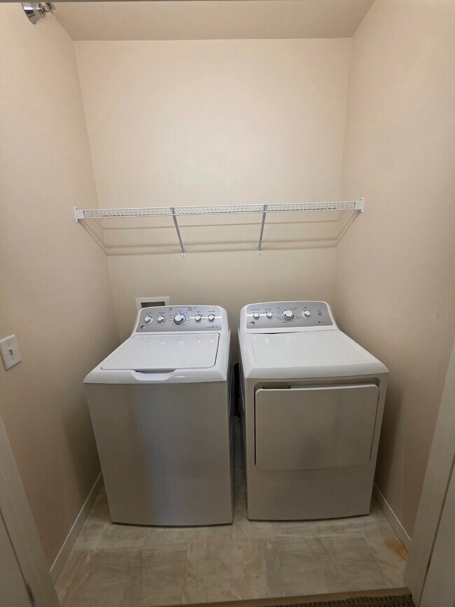 Building Photo - 2 Bedroom | 1 Bathroom 3rd Floor Apartment...