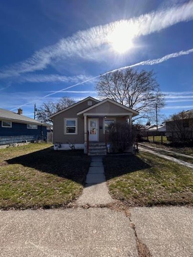 Building Photo - Single Family Home on Spokanes North Side!!