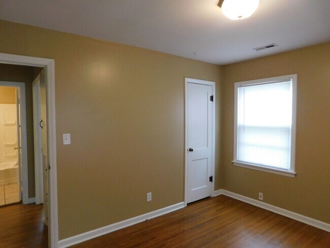 Building Photo - Beautifully remodeled 3 bedroom/1 bath hom...
