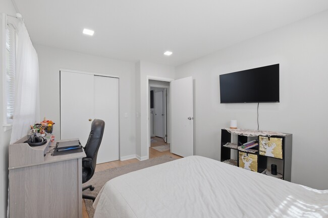 Building Photo - 1506 W Palm Dr