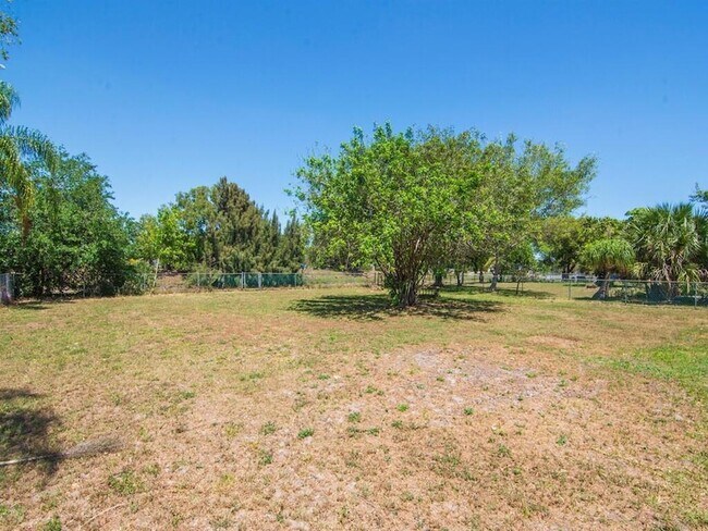 Building Photo - 254 SW Bridgeport Dr