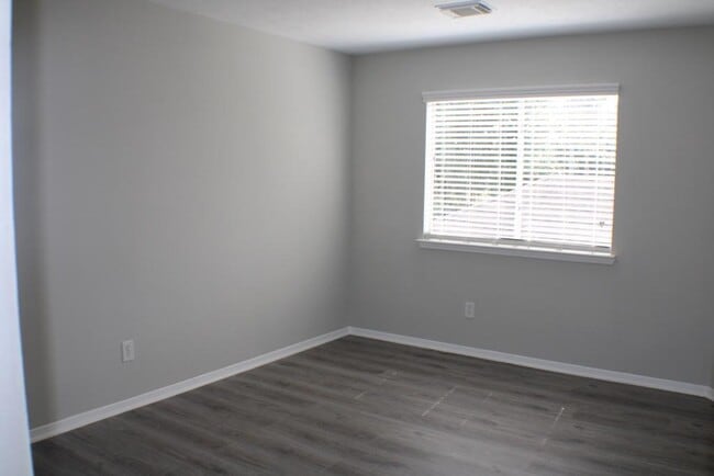 Building Photo - 2411 Rose Hollow Dr