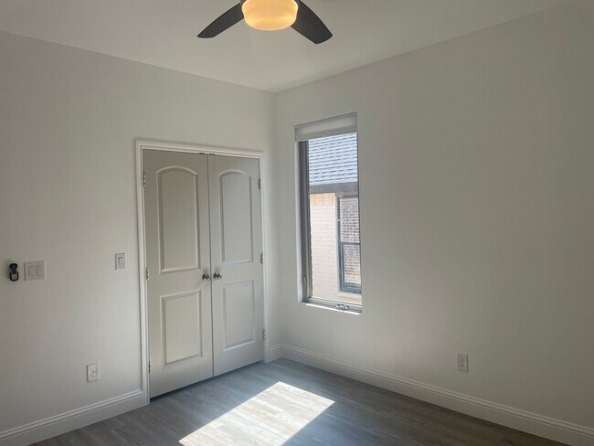 Building Photo - 3 Bedroom Rental Available July 9th in Fre...