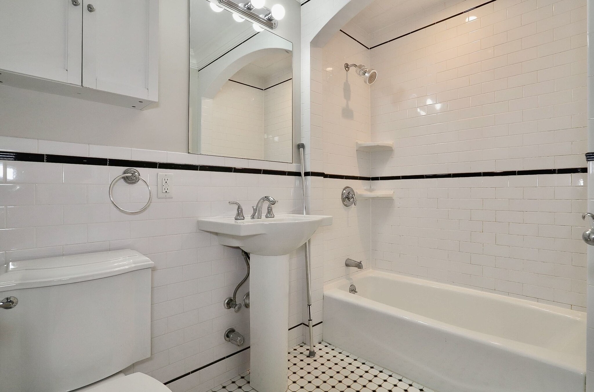 Full bathroom - 603 Bloomfield St