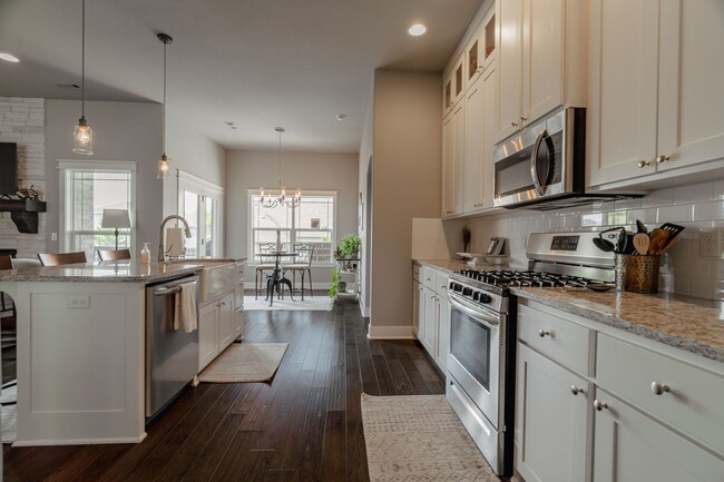 Building Photo - Immaculate 4 Bedroom Home with in Riverwal...