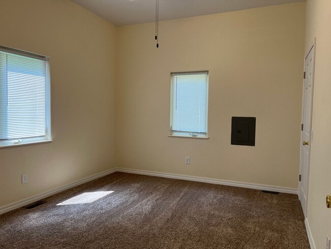 Building Photo - Cozy two bedroom ready now!