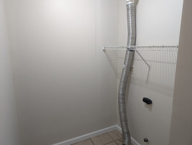 Building Photo - 3312 York Dr