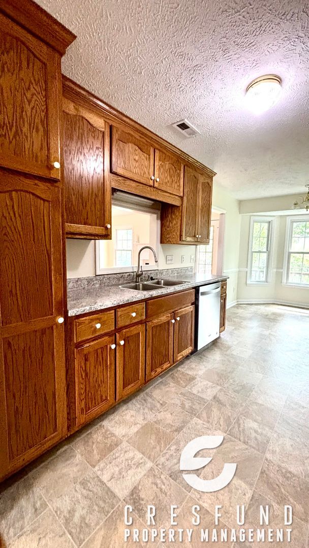 Building Photo - OVER 2000 SQ. FEET - Minutes Away from JAC...