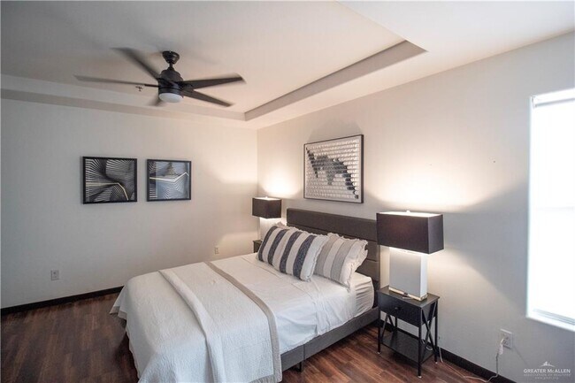 Building Photo - 18 W Daffodil Ave