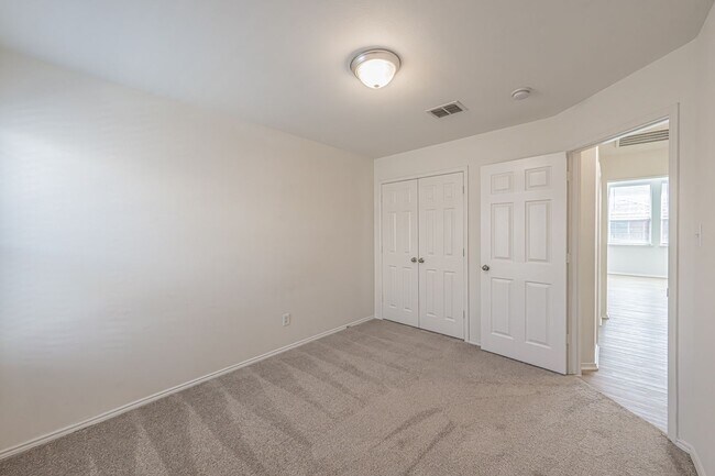 Building Photo - 3 Bedroom 2 Bath Home