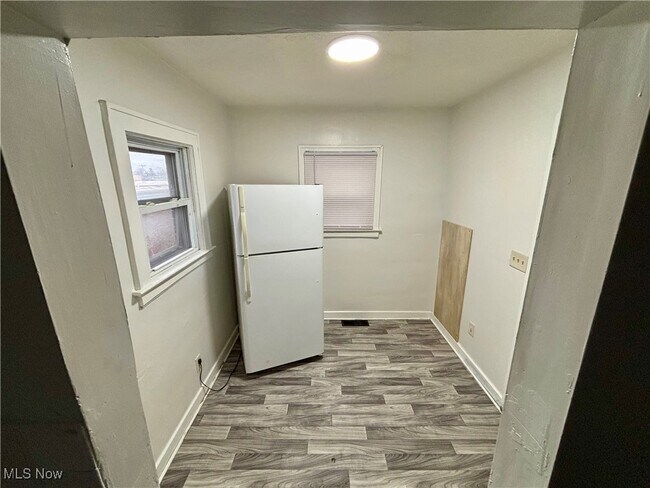 Building Photo - 958 E Wilbeth Rd