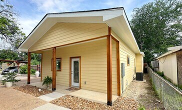 Building Photo - Gorgeous 1/1 Home Available for Immediate Move In!