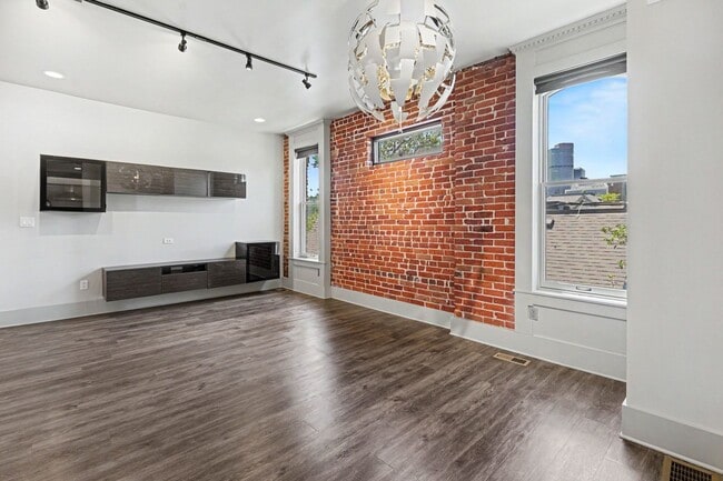 Building Photo - Fully Renovated Victorian Townhome in Curtis Park/RiNo | Walk to Dining, Parks & Downtown