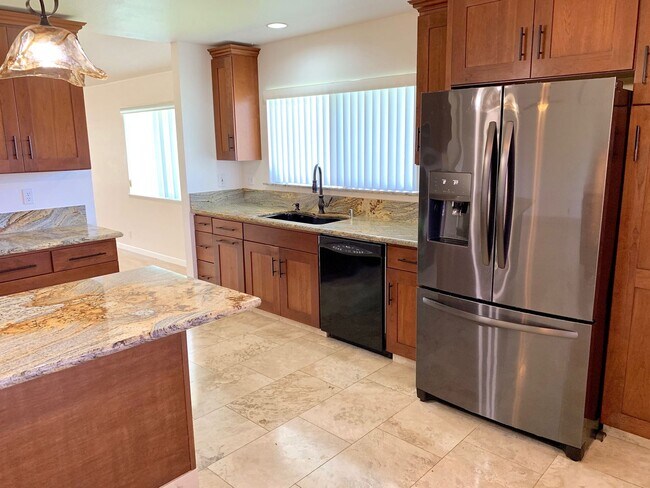 Building Photo - Beautiful SFH 4 bedroom, 2.5 bath, garage with large yard