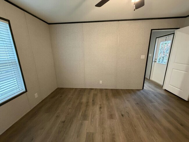 Building Photo - 204 Lakeside Garden Cir