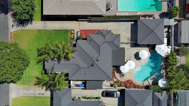 Building Photo - Coming Soon! 3 Bed 1.5 Bath House with Pool!
