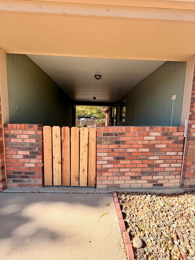 Building Photo - Amazing 3bed/2 bath with finished basement.