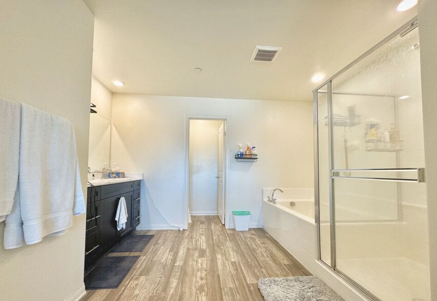 Building Photo - 14416 Plum Ln