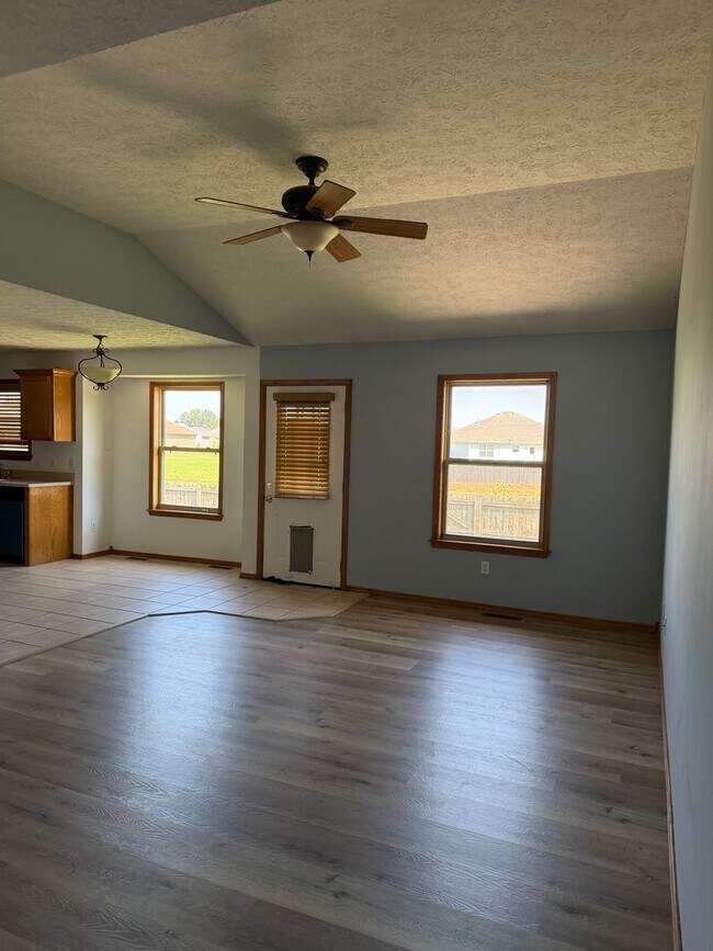 Building Photo - 307 E Pintail Dr
