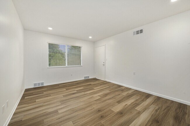 Building Photo - SPECIAL LIMITED TIME!!! 2 BEDROOM-1 BATH S...
