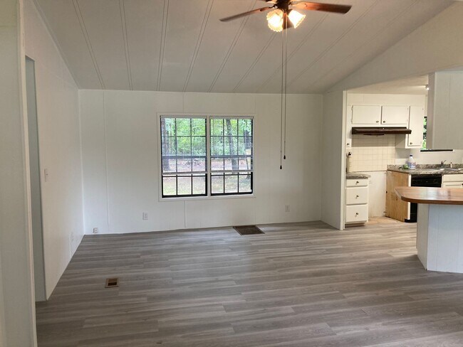 Building Photo - 3 bdrm / 2 bath