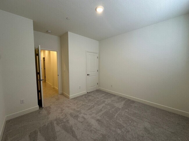 Building Photo - Gorgeous 5 Ridges Home with Spectacular Mountain Views!