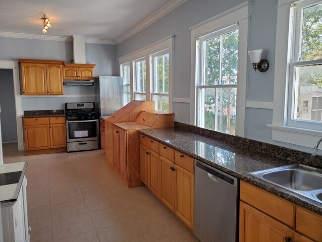 Kitchen - 8 Fontainebleau Dr