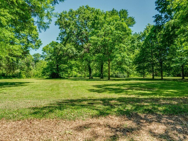 Building Photo - Don't miss out on this amazing 2 bedroom, ...