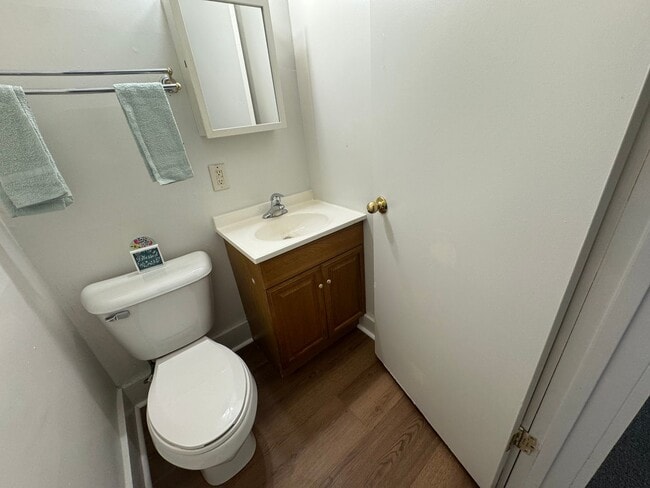 Building Photo - Charming Updated 2 Bedroom Home with New F...