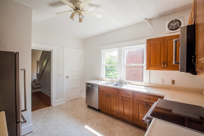 Building Photo - 812 Floral Ave