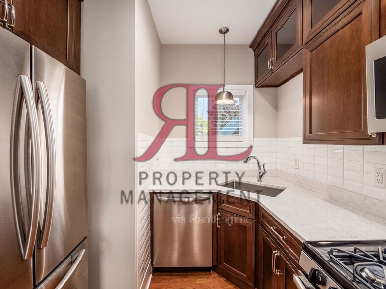 Building Photo - 782 Summit St