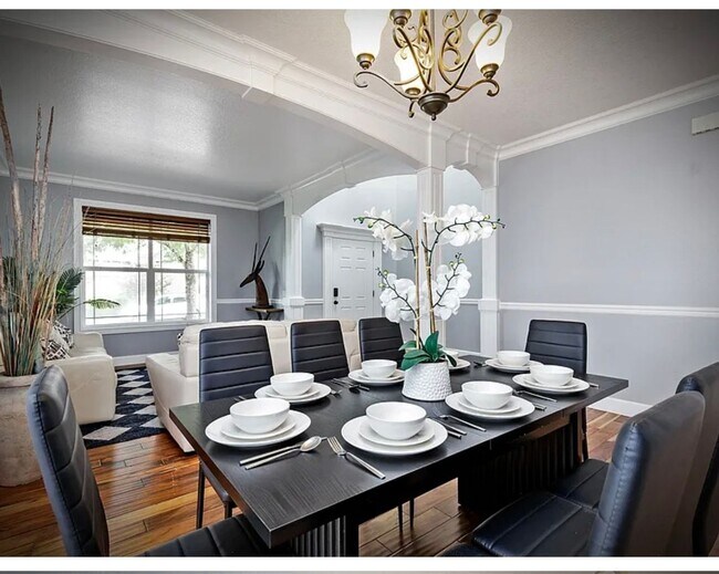 Building Photo - * FULLY FURNISHED * -3 levels, 7 bedrooms , lower level apartment with separate entrance *Home ba...