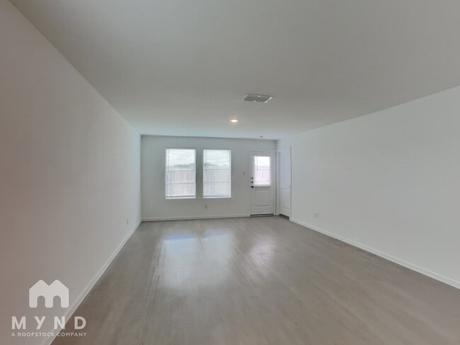 Building Photo - 233 Poplar Pl