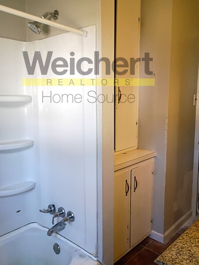 Building Photo - 3-Bed Home with Great Garage/Shop & Conven...