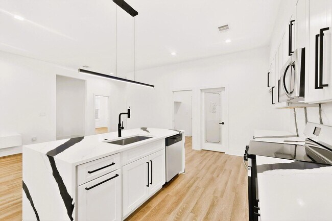 Building Photo - Modern 3 Bed, 3 Bath Home Near Downtown Dallas