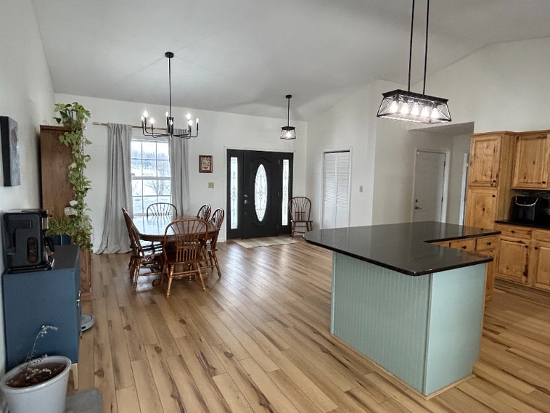 Building Photo - 40020 Selos Rd