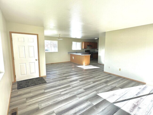 Building Photo - Warm, Spacious, New Remodeled Three Bedroom Home Available Now in Kalispell