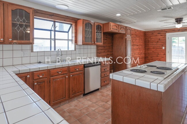 Building Photo - Spacious Family Retreat in Manteca, Ready ...