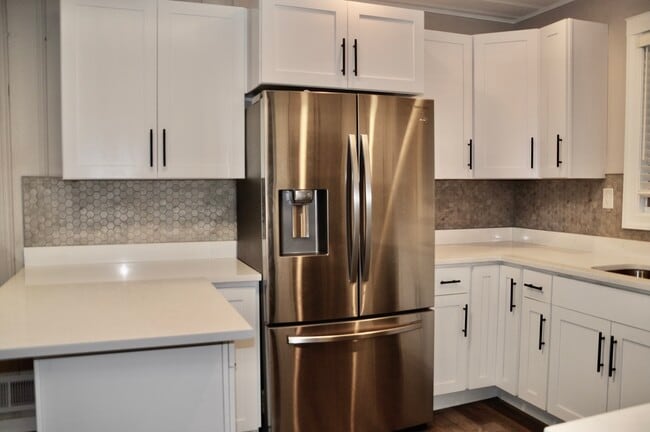 Building Photo - 110 W 12th Ave